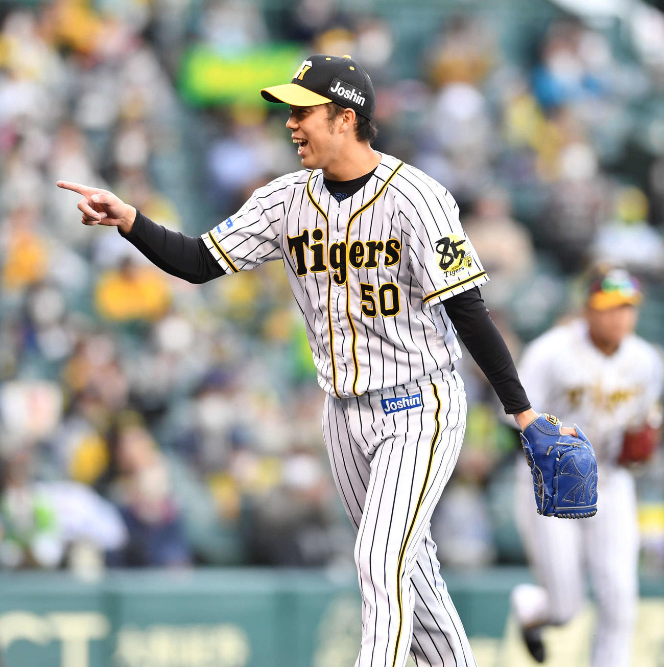 4回表ヤクルト1死満塁、中村悠平を遊併殺に抑え、笑顔を見せる青柳晃洋（撮影・岩下翔太）