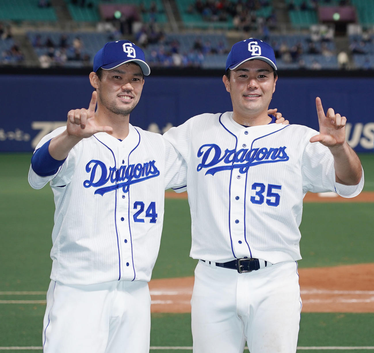 中日対DeNA　試合終了、ヒーローインタビュー後、ポーズを決める福谷（左）と木下拓（撮影・森本幸一）