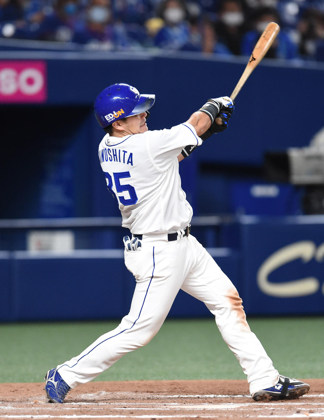 プロ野球中日対DeNA　6回裏中日2死、左越え本塁打を放った木下拓哉（撮影・森本幸一）
