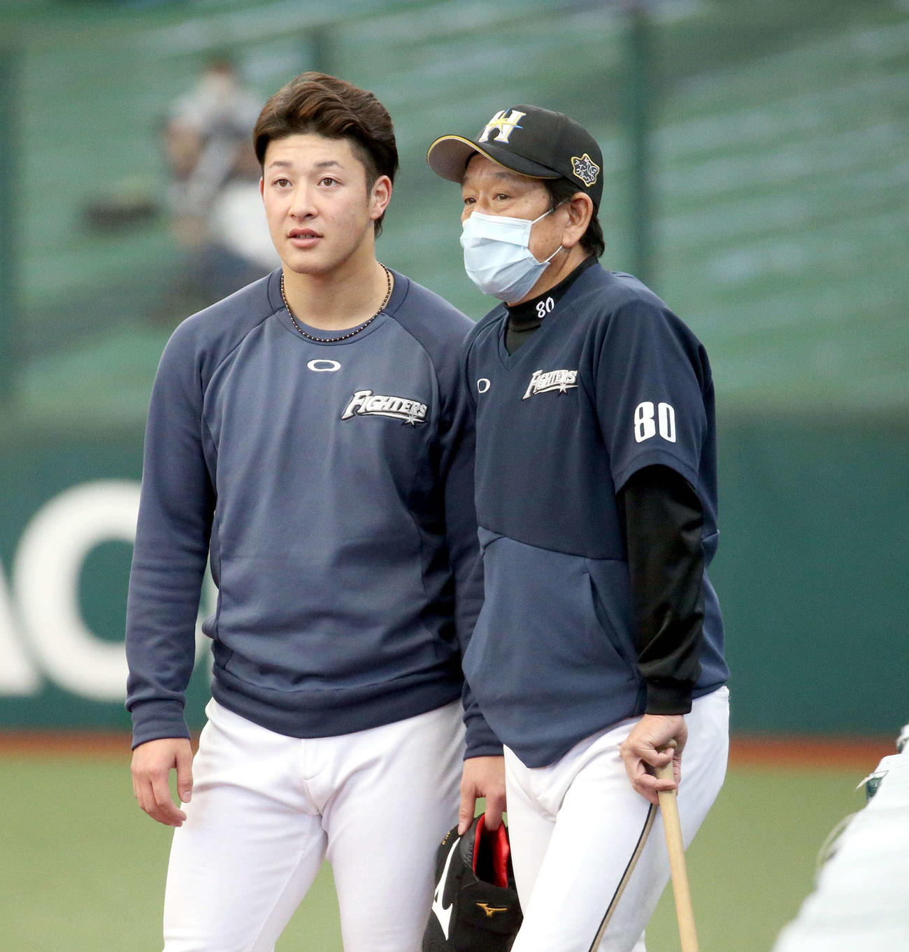西武対日本ハム　言葉を交わす日本ハム吉田輝（左奥）と栗山監督（撮影・佐藤翔太）