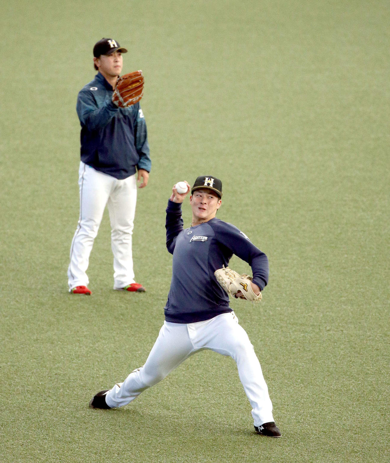 西武対日本ハム　力強くキャッチボールをする日本ハム吉田輝（手前）（撮影・佐藤翔太）