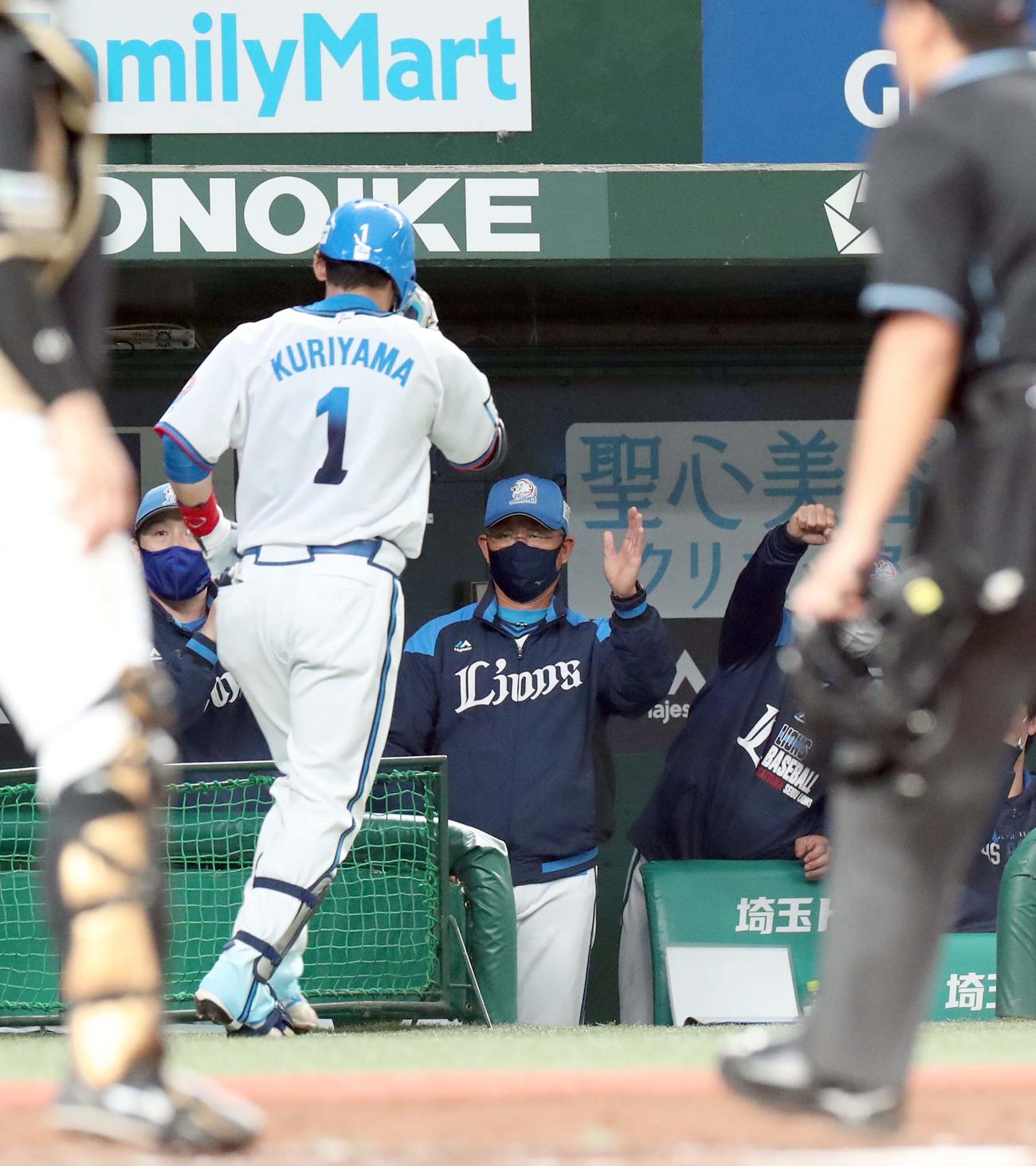 西武対日本ハム　3回裏西武2死一塁、同点となる左越え2点本塁打を放った栗山（左手前）を出迎える辻監督（撮影・佐藤翔太）