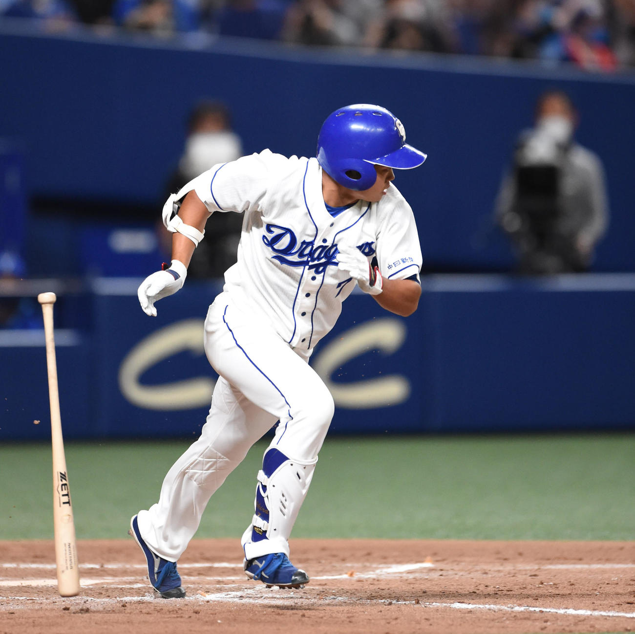 中日対DeNA　8回裏中日1死一塁、代打根尾は三ゴロに倒れる（撮影・森本幸一）