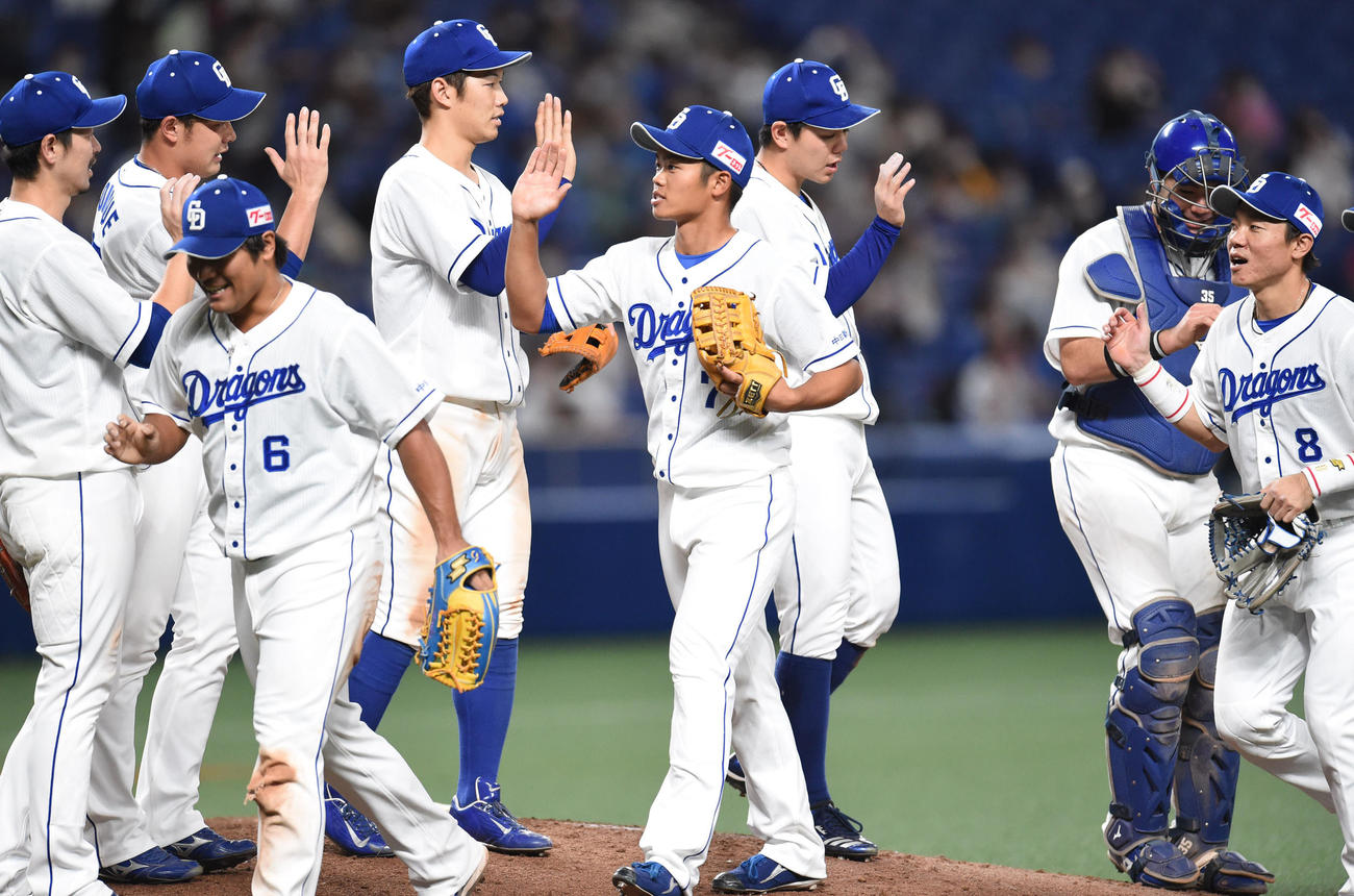 中日対DeNA　試合終了、ナインとタッチを交わす根尾昂（撮影・森本幸一）