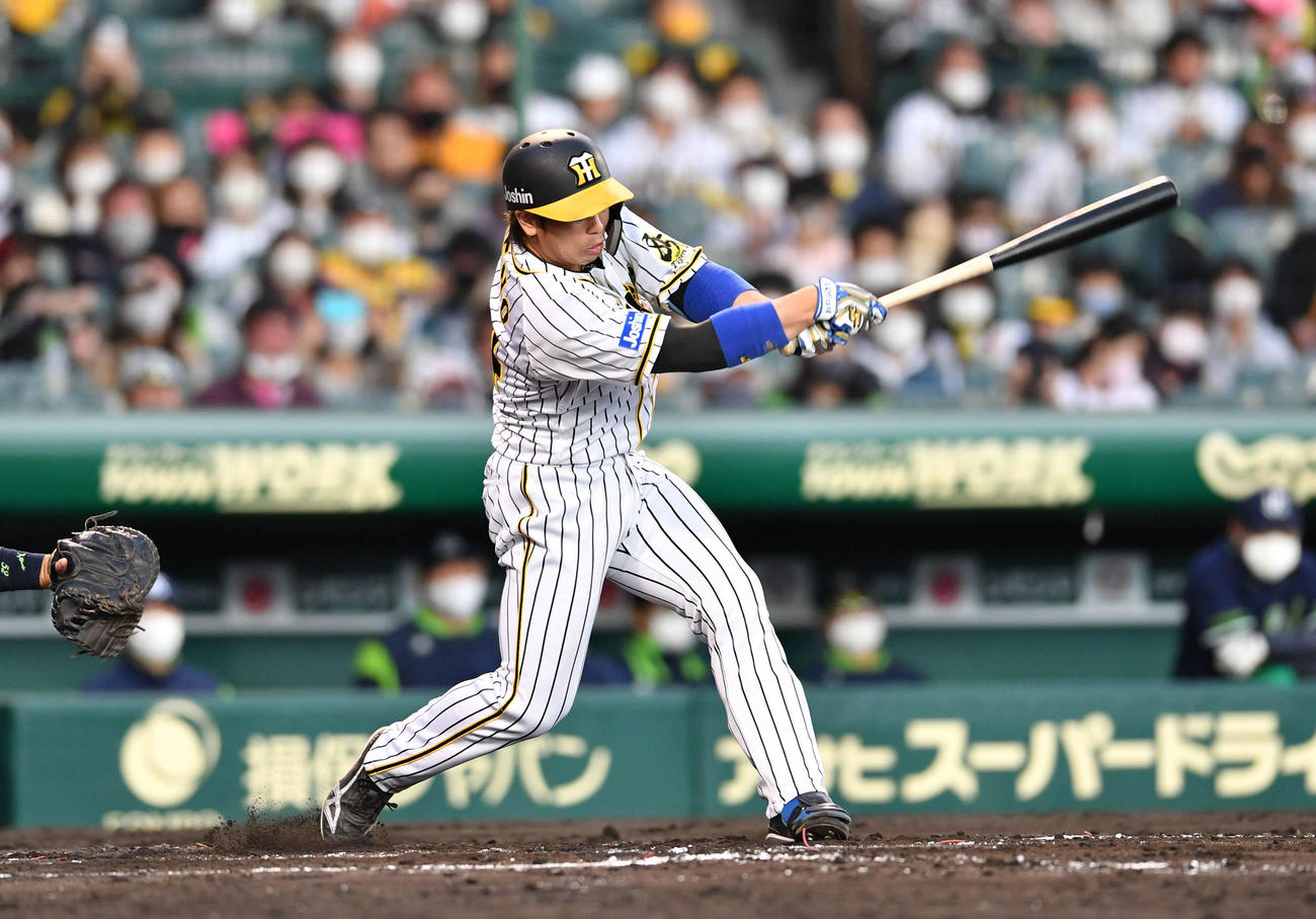 6回裏阪神2死満塁、梅野隆太郎は空振り三振に倒れる（撮影・岩下翔太）