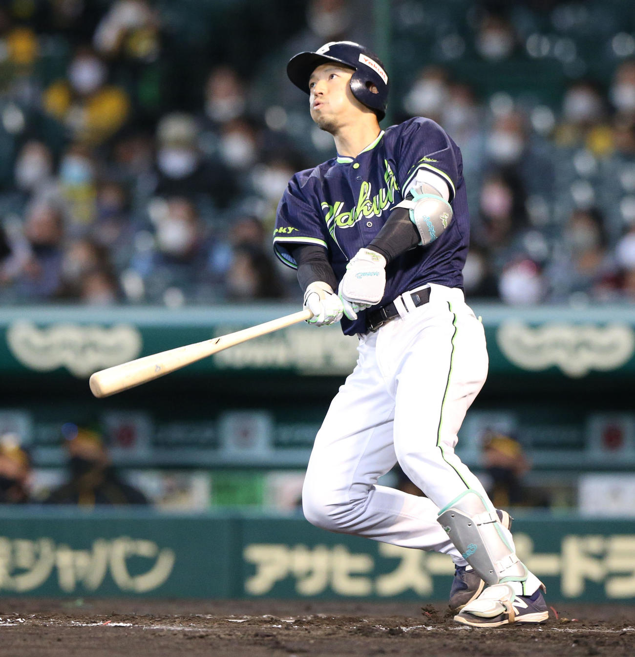 阪神対ヤクルト　10回表ヤクルト2死一、二塁、代打西浦は左越え3点本塁打を放つ（撮影・上山淳一）