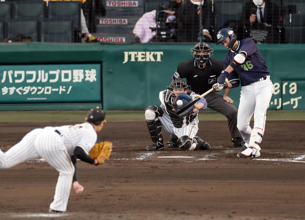 阪神対ヤクルト　7回表ヤクルト無死、中越え本塁打を放つ広岡。投手岩崎（撮影・前田充）
