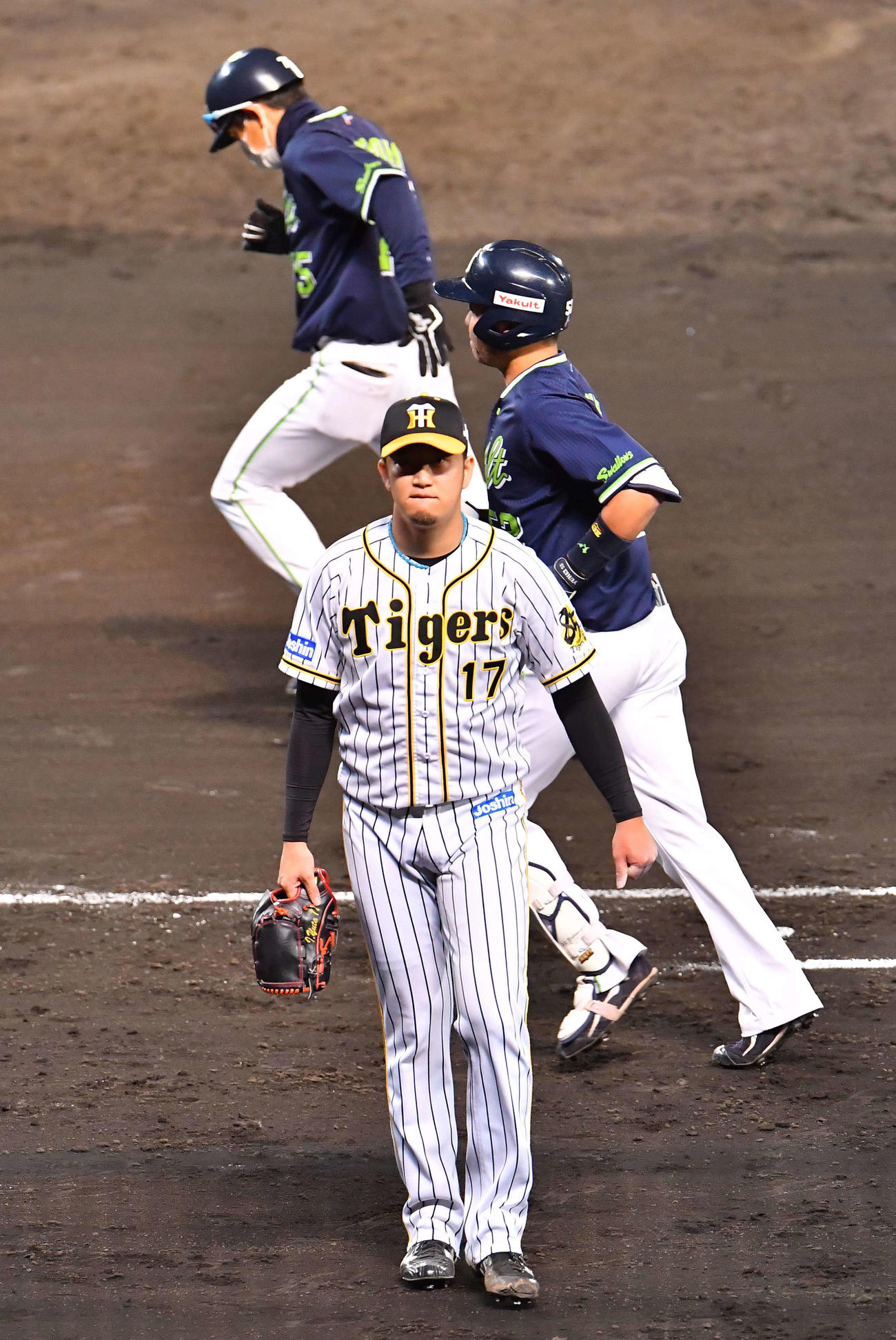 阪神対ヤクルト　10回、西浦直亨に左越え勝ち越し3点本塁打を浴びた岩貞祐太は悔しそうな表情でベンチに引き揚げる（撮影・上田博志）