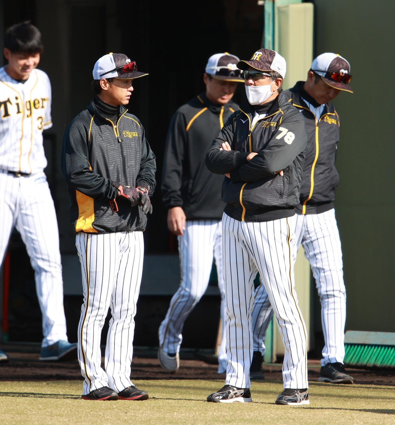 平田2軍監督（右）と話し合う上本（代表撮影）