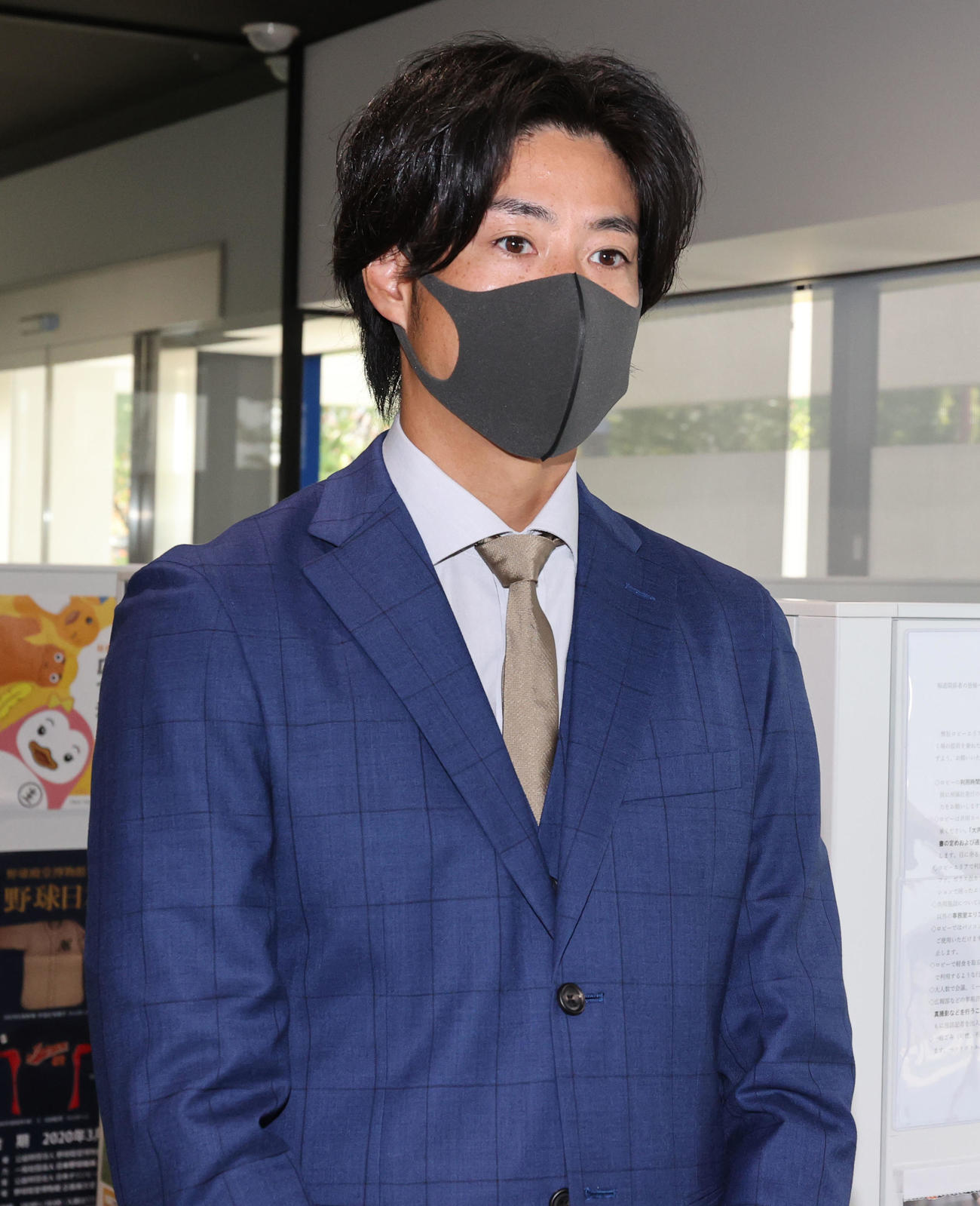 戦力外通告を受け取材に応じる伊藤準規（現場代表）