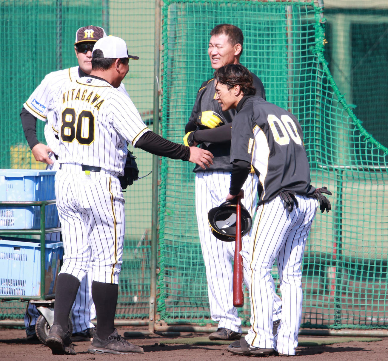 北川コーチ（左）らにあいさつする上本（右）。後方は福留（右）と日高コーチ（代表撮影）