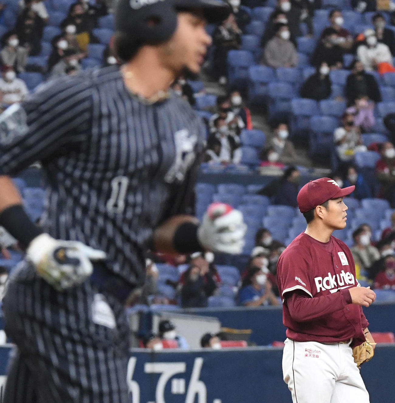 オリックス対楽天　7回裏オリックス無死一塁、モヤに右越え2点本塁打を打たれがっくりする則本昂（撮影・前岡正明）