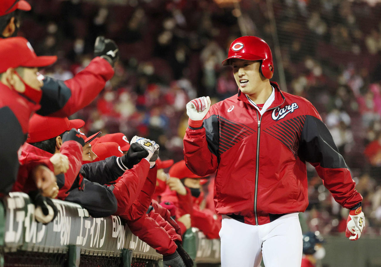 広島対巨人　5回裏広島1死満塁、西川の遊ゴロで生還し迎えられる遠藤（撮影・加藤孝規）