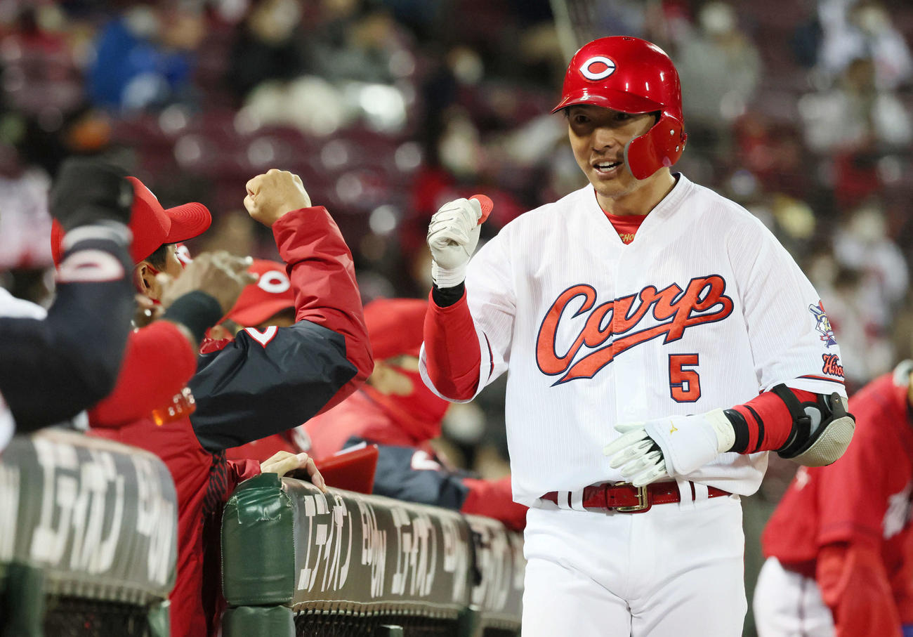 広島対巨人　7回裏広島無死、右越え本塁打を放った長野（撮影・加藤孝規）