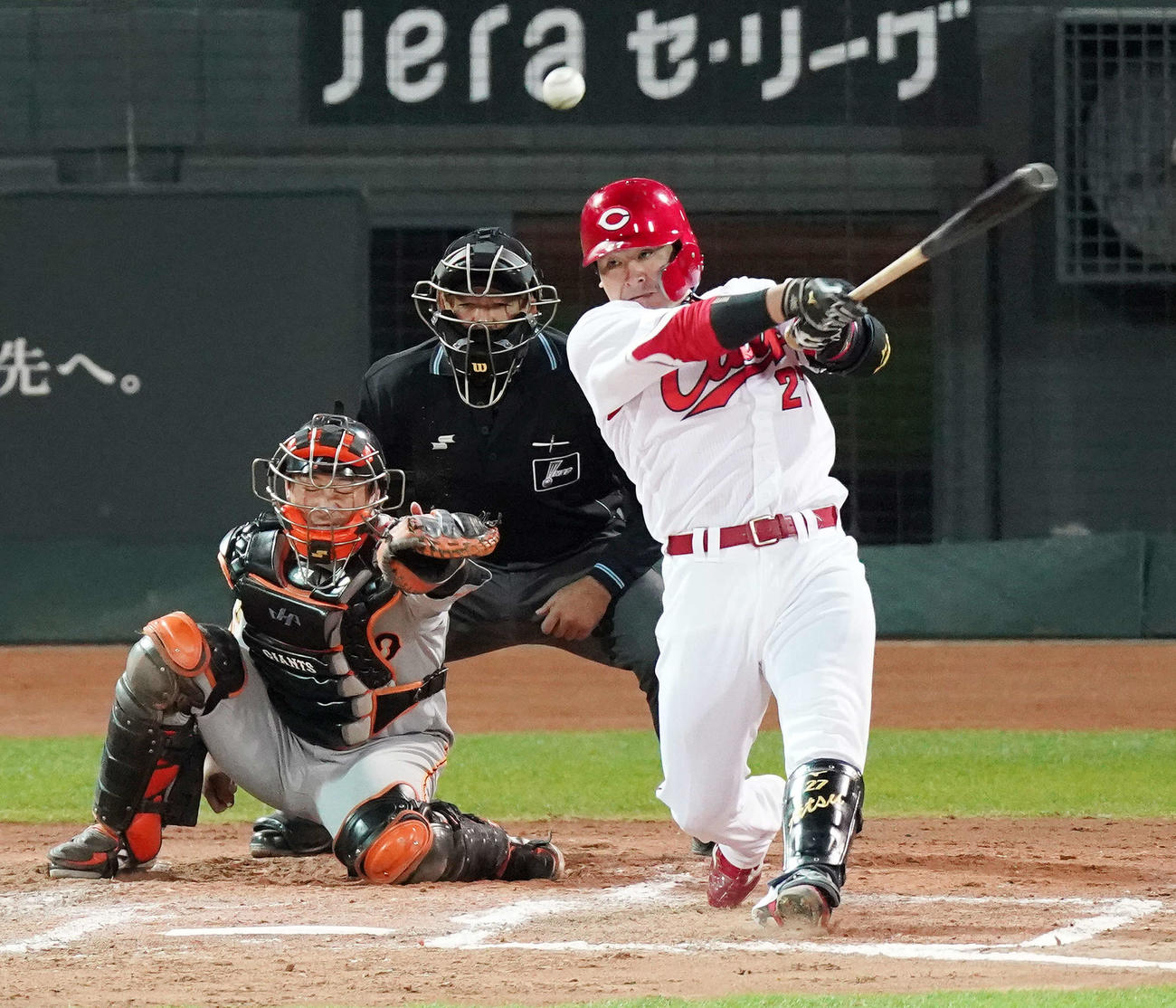 広島対巨人　7回裏広島1死一、二塁、左前適時打を放つ会沢（撮影・江口和貴）