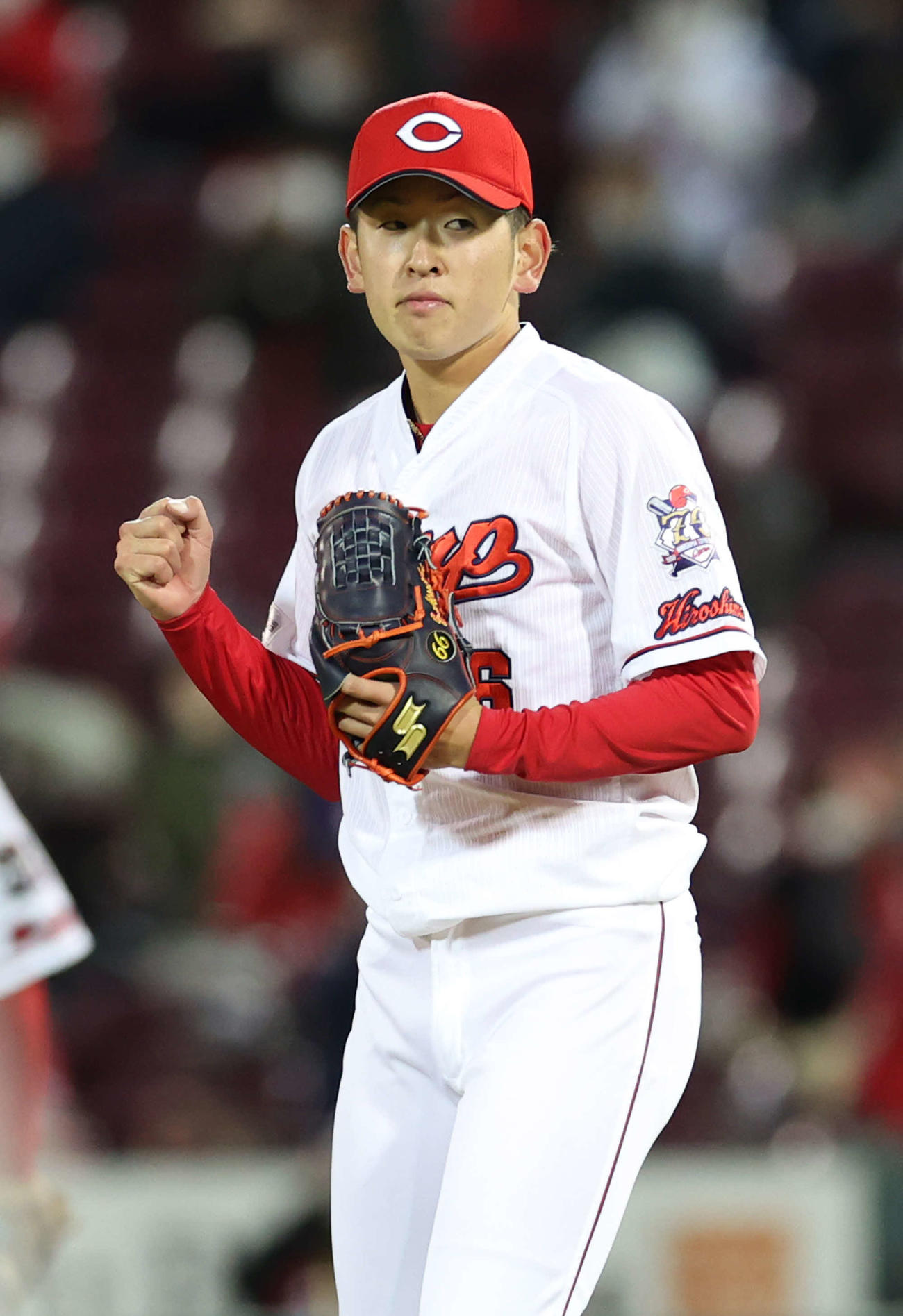 広島対巨人　9回表巨人2死、丸を遊ゴロに仕留めガッツポーズを見せる遠藤（撮影・河野匠）