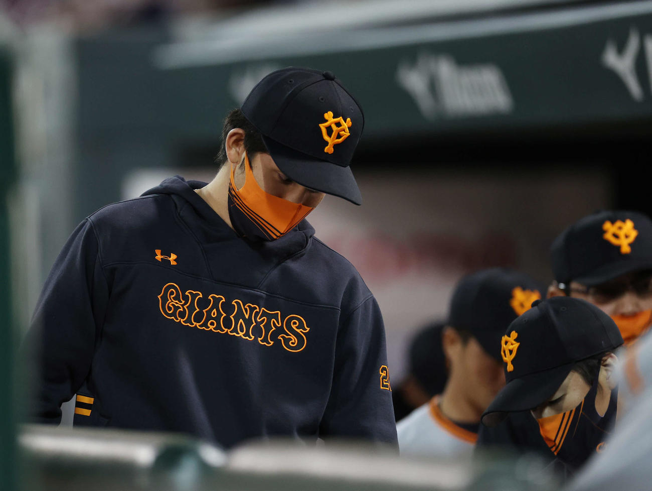 広島対巨人　敗戦投手となり、がっくりとベンチを片付ける高橋（撮影・河野匠）