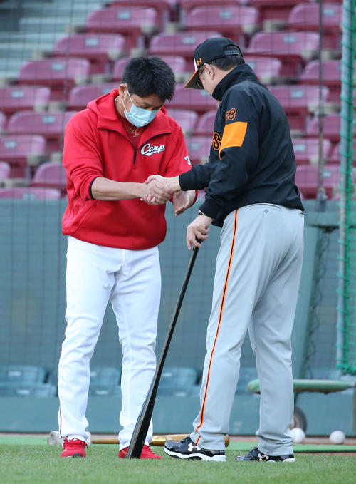 広島対巨人　試合前、握手を交わす広島石原慶（左）と巨人原監督（撮影・河野匠）