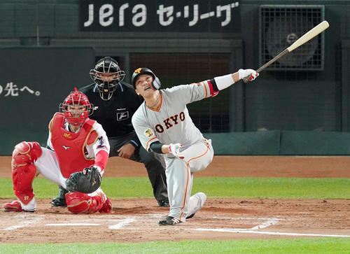 広島対巨人　3回表巨人2死二塁、二飛に倒れる坂本（撮影・江口和貴）