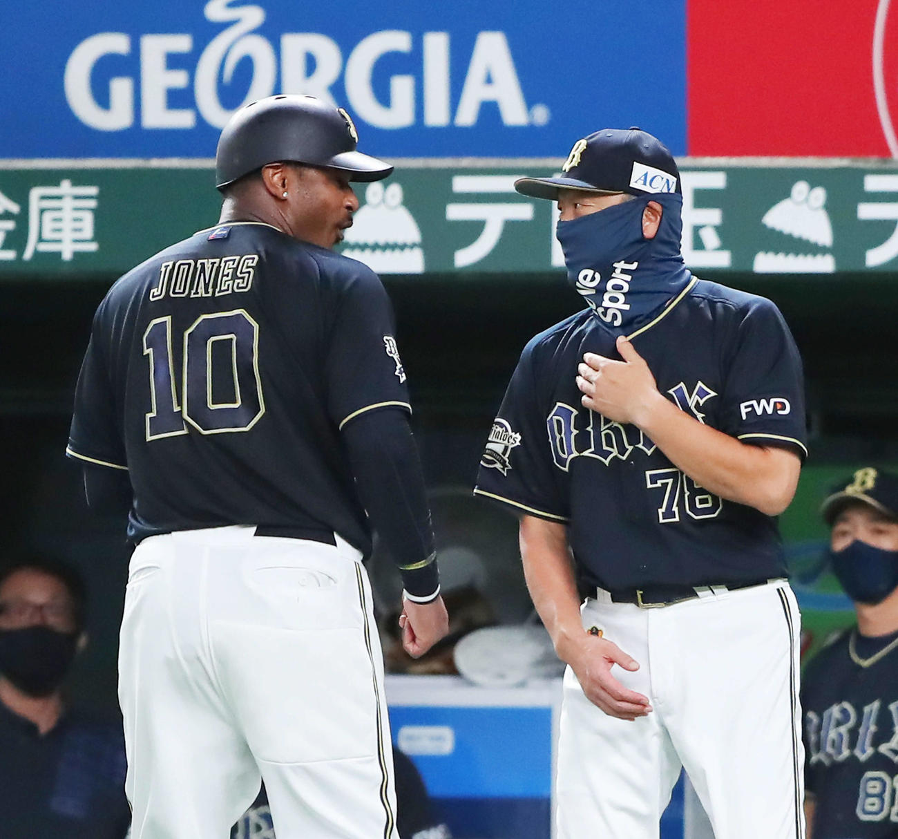 日米通算2000本安打を達成したジョーンズ（左）に声を掛けるオリックス中嶋監督代行（2020年9月10日撮影）