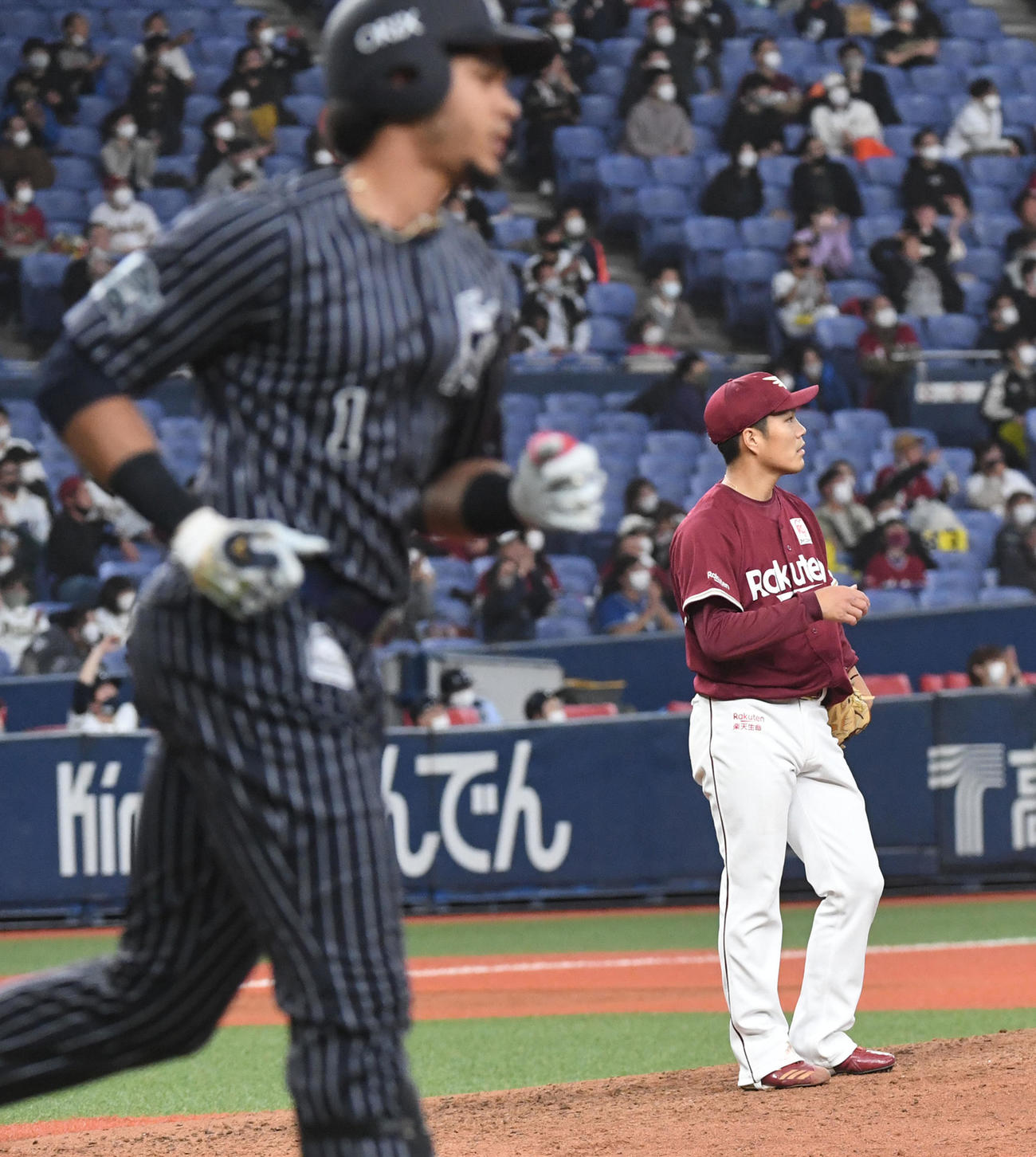 オリックス対楽天　7回裏オリックス無死一塁、モヤに右越え2点本塁打を打たれがっくりする則本昂（撮影・前岡正明）