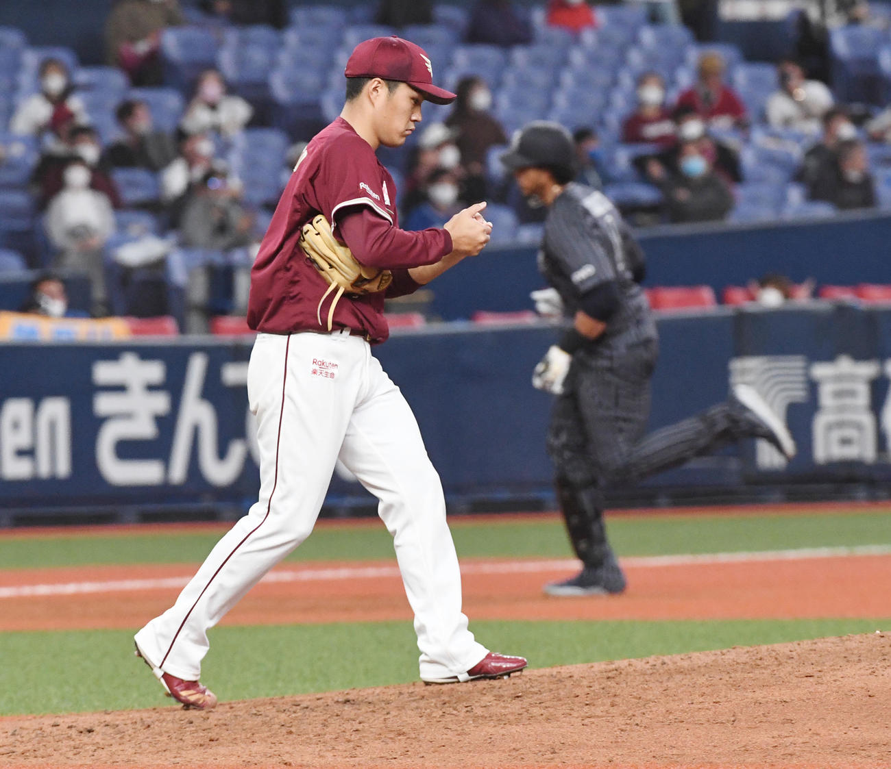オリックス対楽天　5回裏オリックス無死、モヤに左越え本塁打を打たれがっくりする則本昂（撮影・前岡正明）