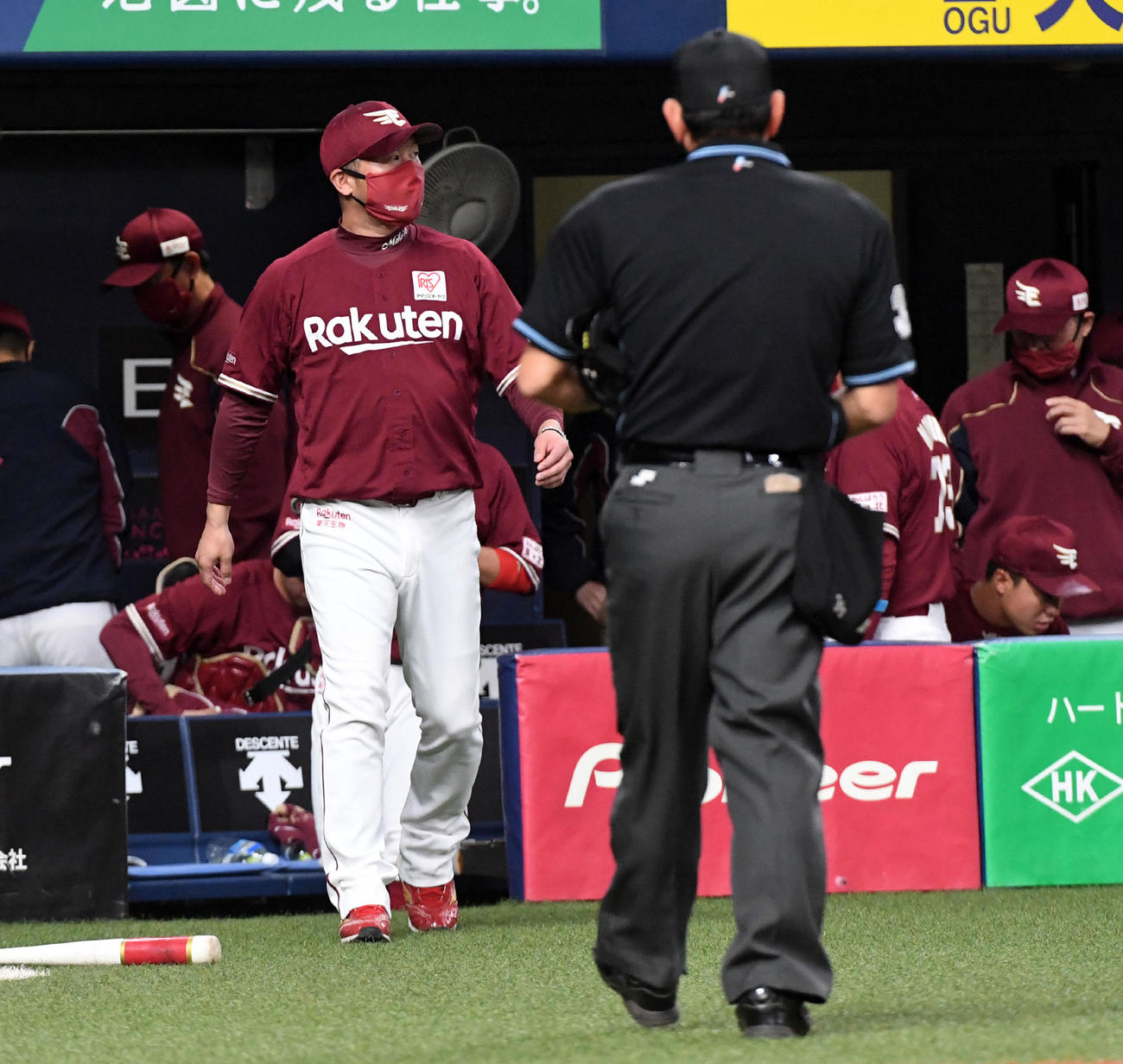 オリックス対楽天　5回、交代を告げる三木監督（撮影・前岡正明）