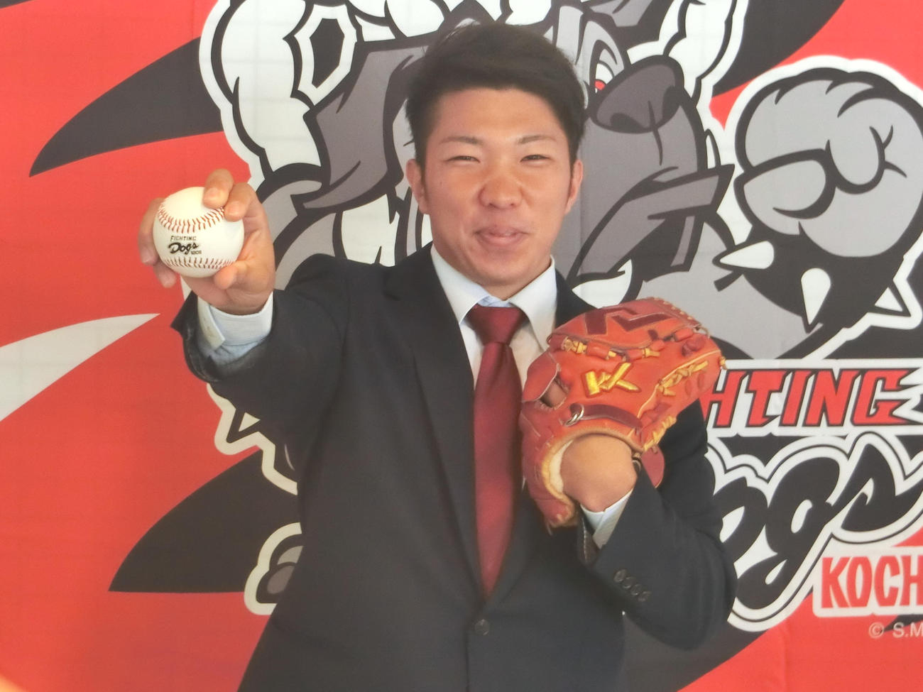 阪神の指名あいさつを受け、笑顔を見せる四国IL・高知の石井大（撮影・奥田隼人）