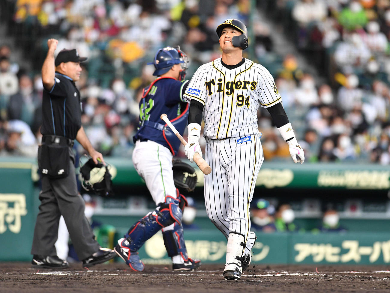 阪神対ヤクルト　6回裏阪神1死満塁、原口は空振り三振に倒れる（撮影・岩下翔太）