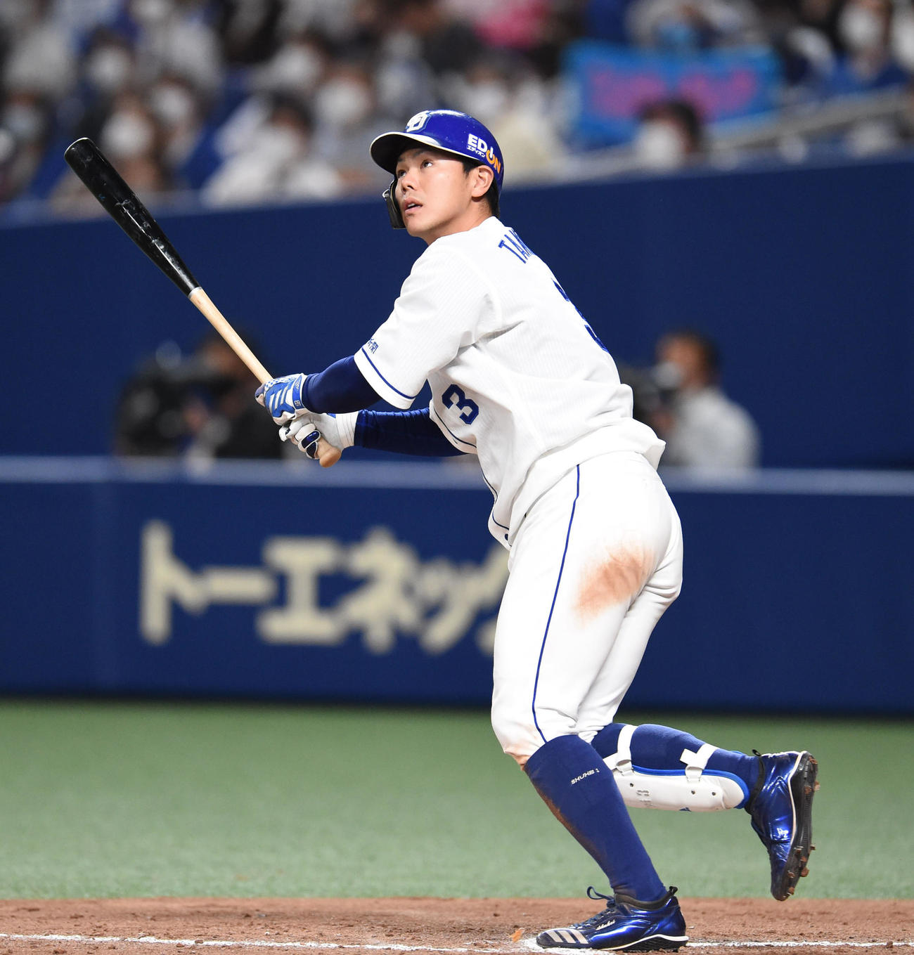 中日対DeNA　8回裏中日1死、左越え本塁打を放った高橋周平（撮影・森本幸一）