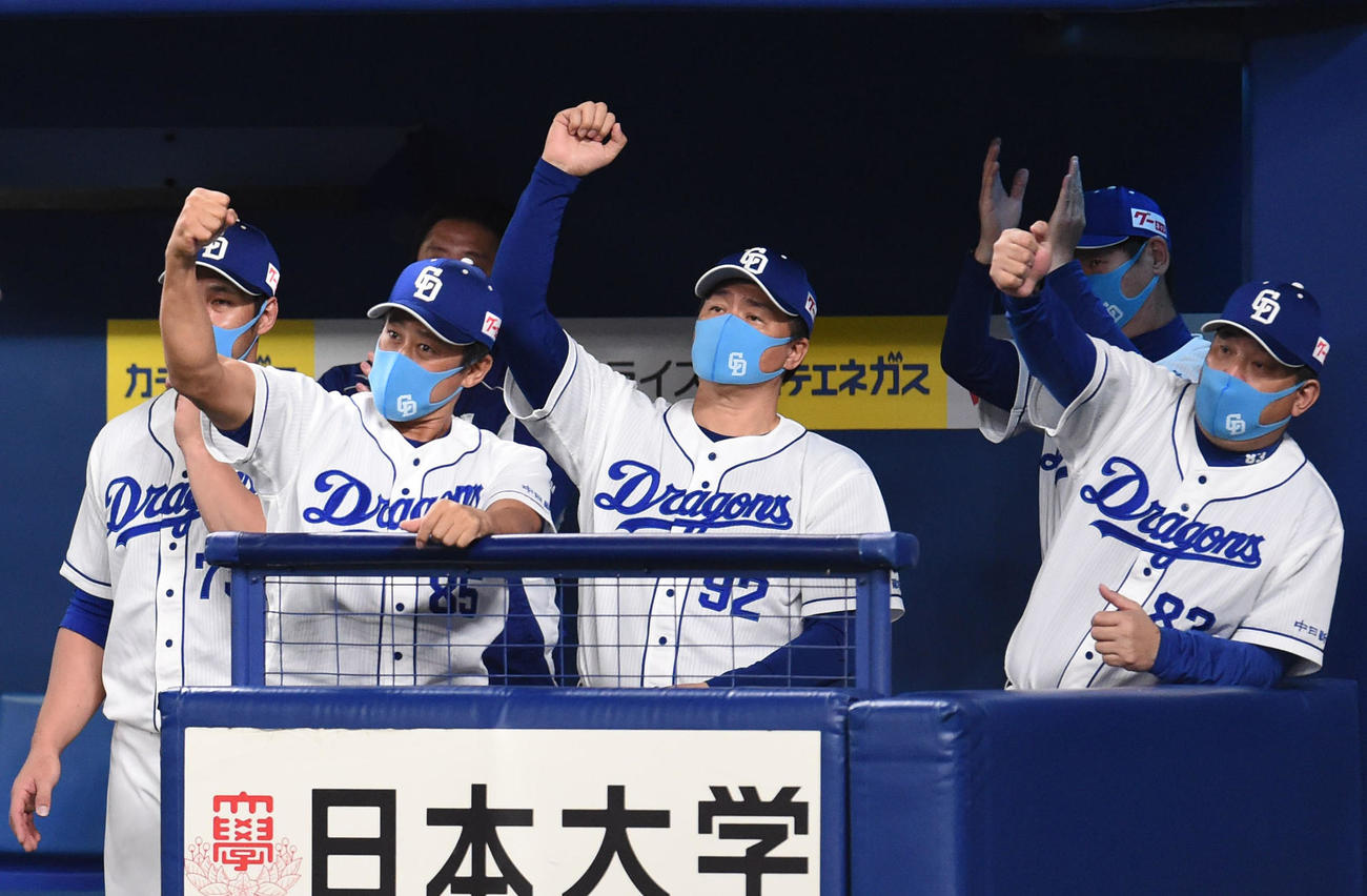 中日対DeNA　8回裏中日1死、左越え本塁打を放った高橋周平を迎えガッツポーズの与田剛監督（撮影・森本幸一）