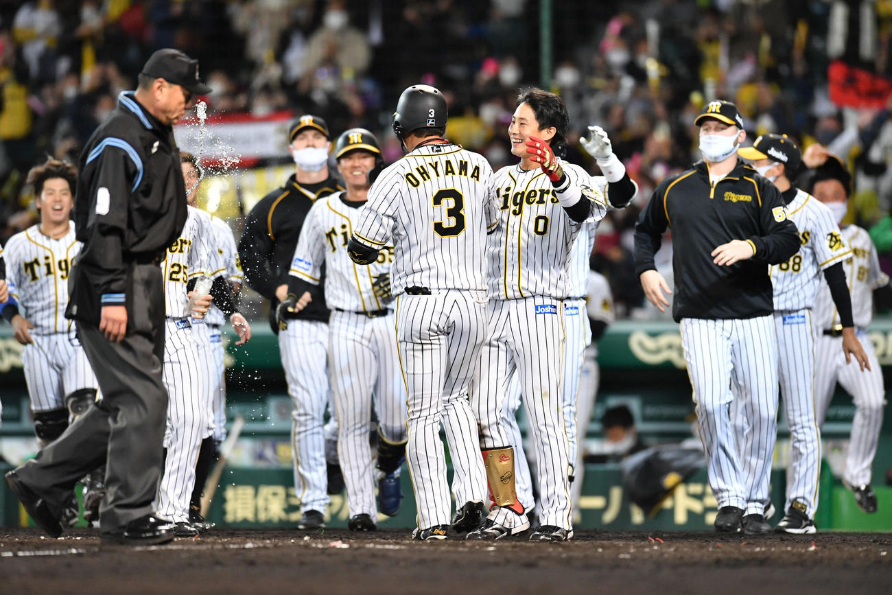 9回裏阪神1死、左中間へサヨナラ本塁打を放った大山悠輔（中央）を笑顔で迎えるナイン（撮影・岩下翔太）