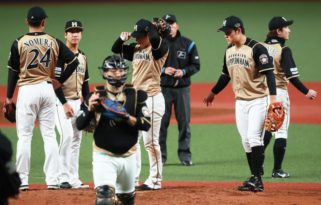 西武対日本ハム　2回、ピンチにマウンドに集まる日本ハム吉田輝（中央）らナイン（撮影・足立雅史）