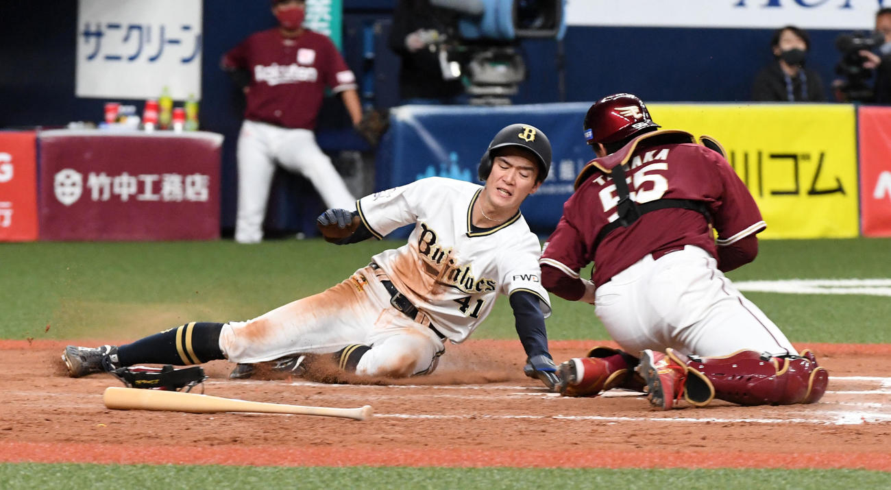 オリックス対楽天　8回裏オリックス2死一、二塁、モヤの二塁適時内野安打で生還する佐野。捕手田中貴（撮影・前岡正明）