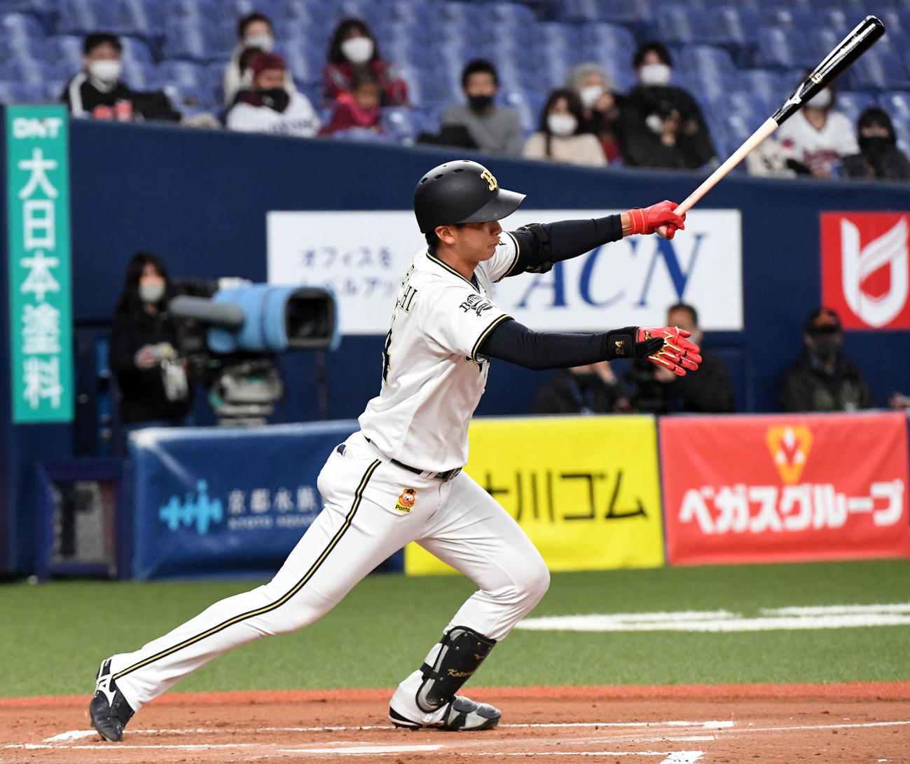 オリックス対楽天　2回裏オリックス2死二塁、紅林は左前適時打を放つ（撮影・前岡正明）