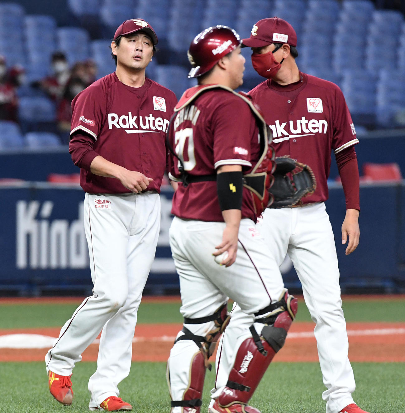 オリックス対楽天　5回、オリックスに同点とされがっくりする涌井（左）。右は伊藤コーチ（撮影・前岡正明）