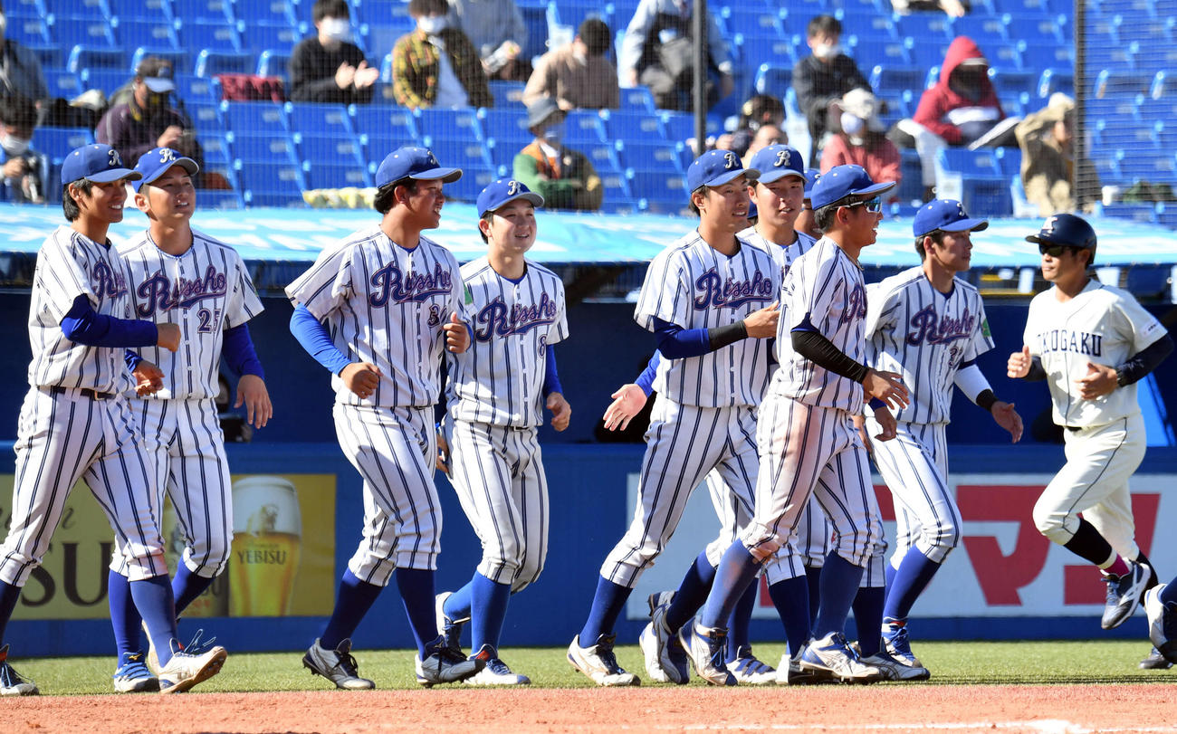 立正大対国学院大　試合に勝利し笑顔でグラウンドに集まる立正大ナイン（撮影・滝沢徹郎）