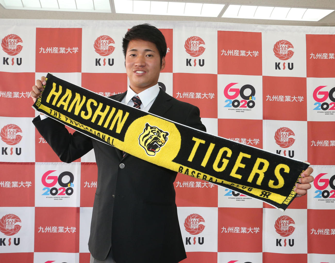 育成1巡目の岩田将貴は笑顔で記念撮影に納まる（撮影・梅根麻紀）