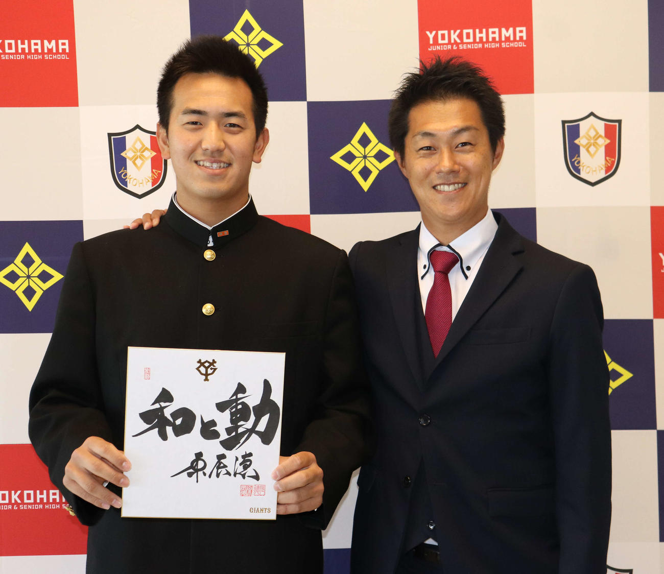 巨人円谷スカウト（右）に指名あいさつを受けて笑顔を見せる横浜・木下（左）（撮影・小早川宗一郎）