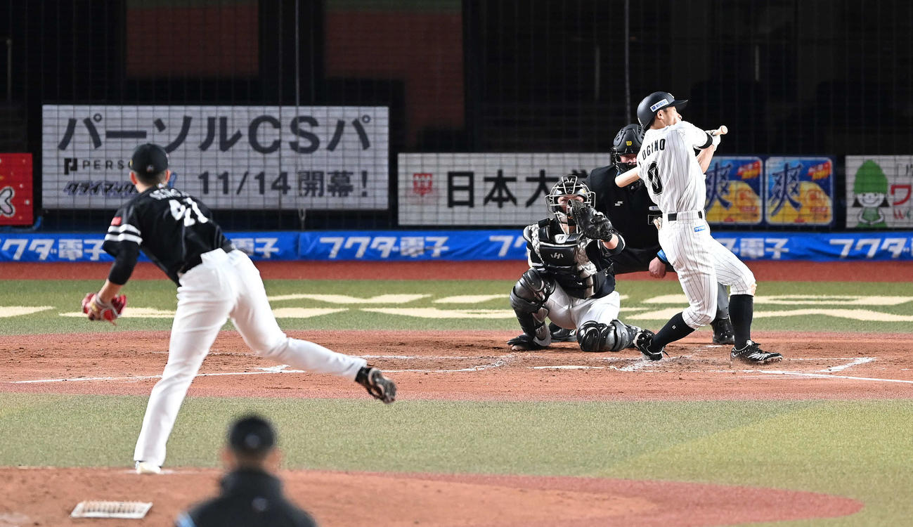 ロッテ対ソフトバンク　3回裏ロッテ2死、荻野を空振り三振に仕留め、プロ通算1000奪三振を達成する千賀（撮影・鈴木みどり）
