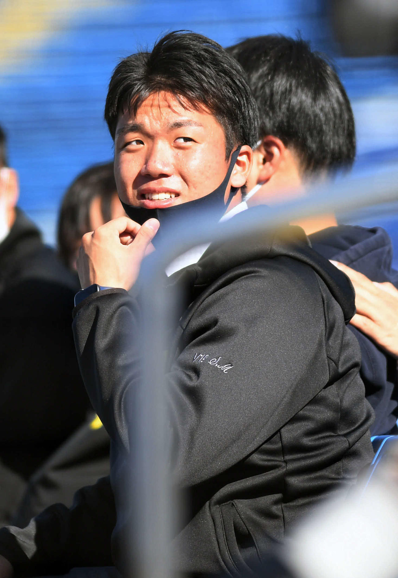 駒大対東洋大　スタンドから応援する阪神ドラフト5位の東洋大・村上（撮影・滝沢徹郎）