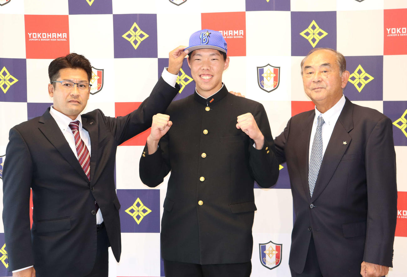 DeNAの吉田顧問兼代表補佐（右）、稲嶺スカウト（左）に指名挨拶を受けた松本（撮影・小早川宗一郎）