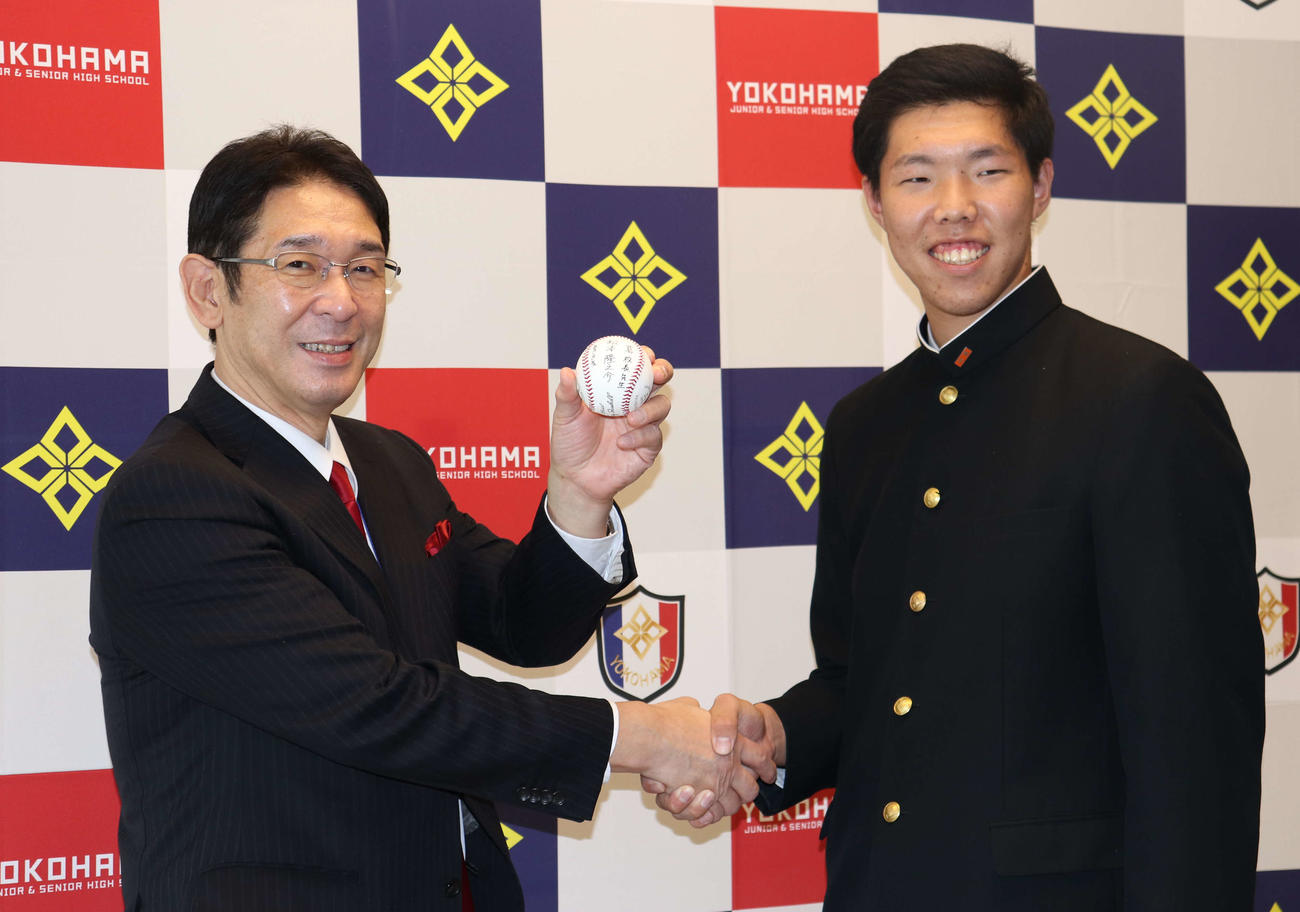 横浜の葛蔵造校長に自らのサインボールを手渡す松本（撮影・小早川宗一郎）
