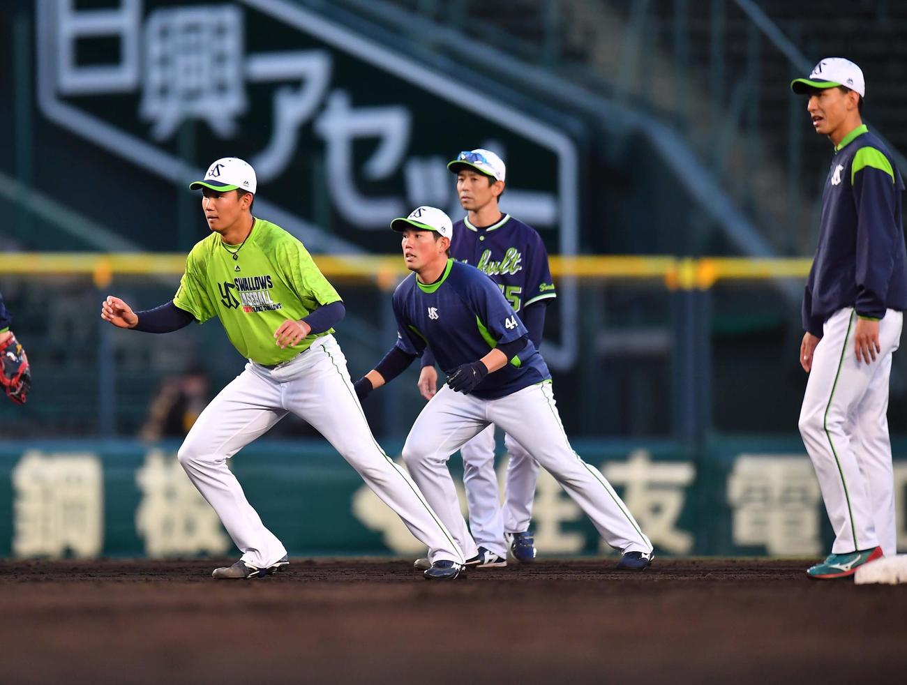 阪神対ヤクルト　走塁練習する奥川恭伸（左）（撮影・上田博志）