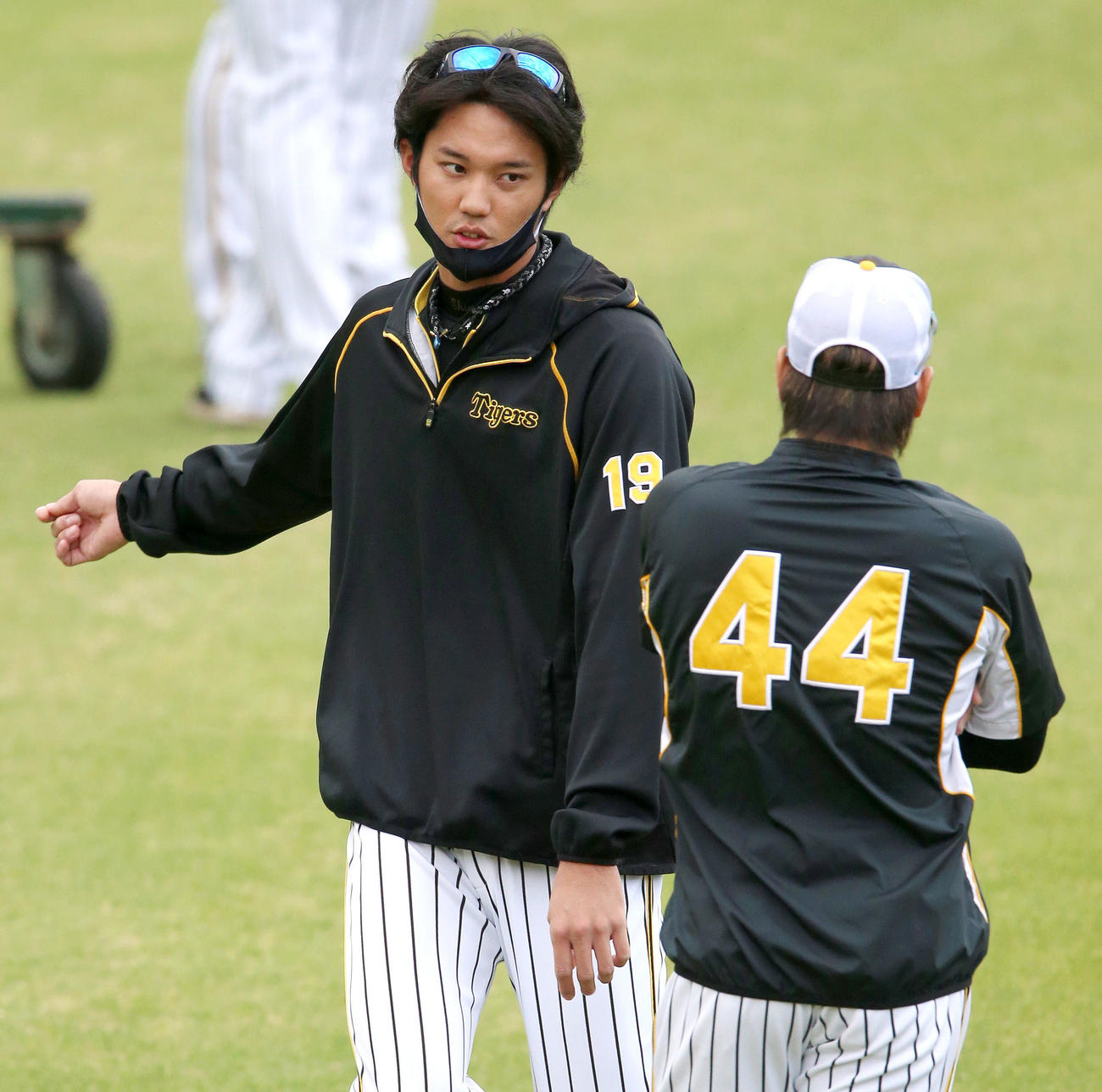 阪神対ヤクルト　試合を前に梅野（右）と話す藤浪（撮影・上山淳一）