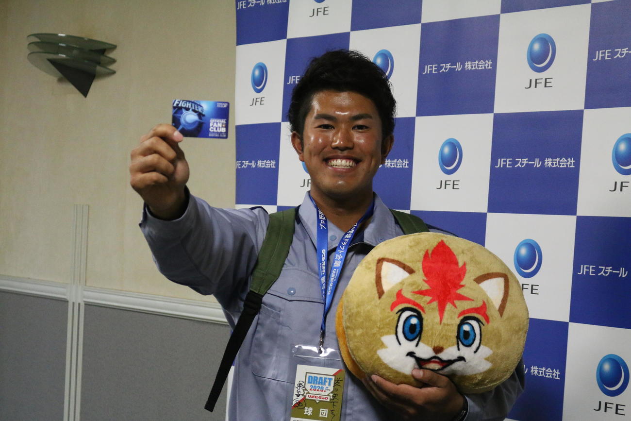 日本ハムのファンクラブ会員限定グッズを手に満面の笑みを見せるドラフト6位JFE東日本・今川（撮影・田中彩友美）