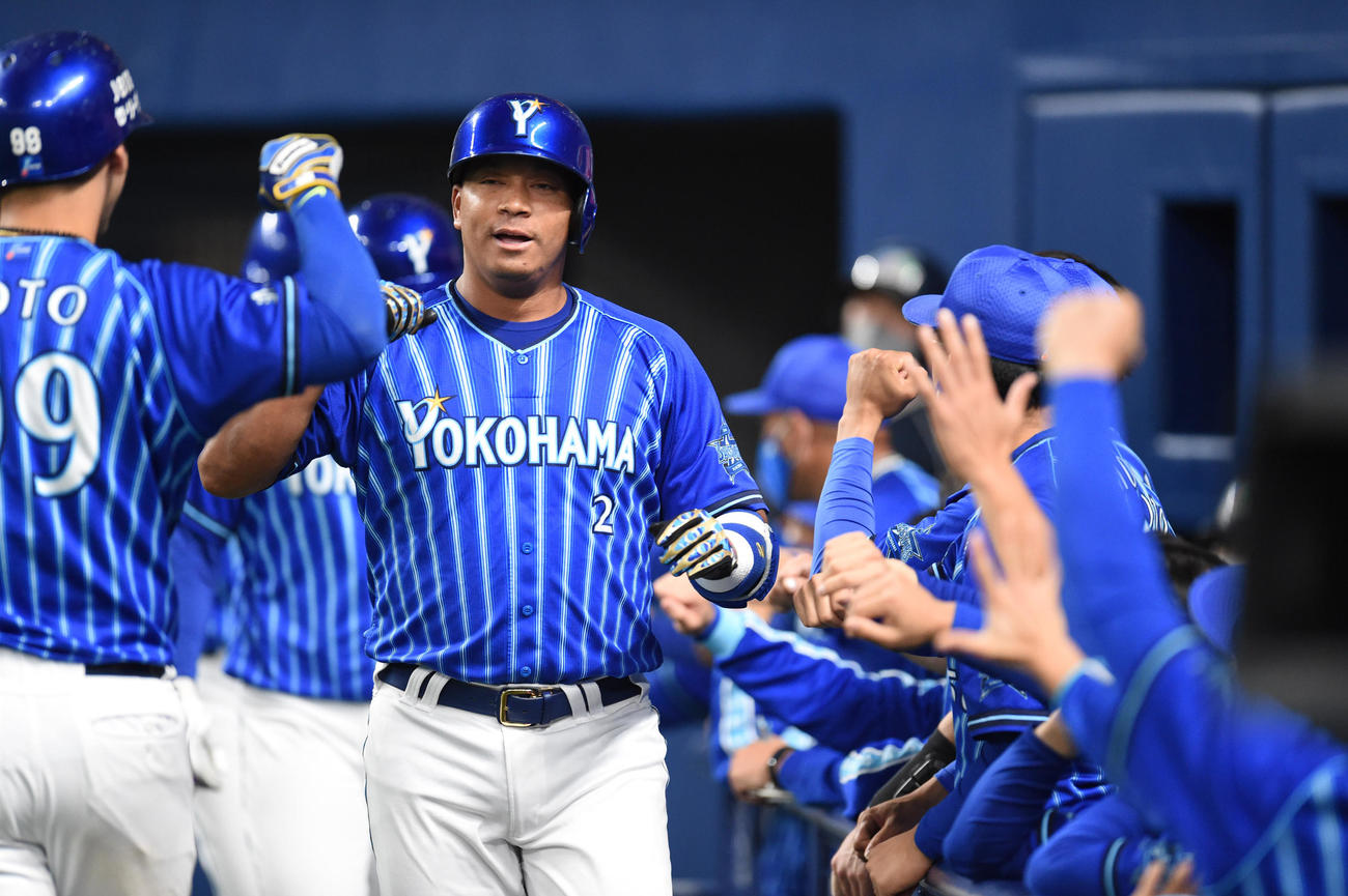 中日対DeNA　6回表DeNA1死一、二塁、左越え3点本塁打を放ったホセ・ロペス（撮影・森本幸一）