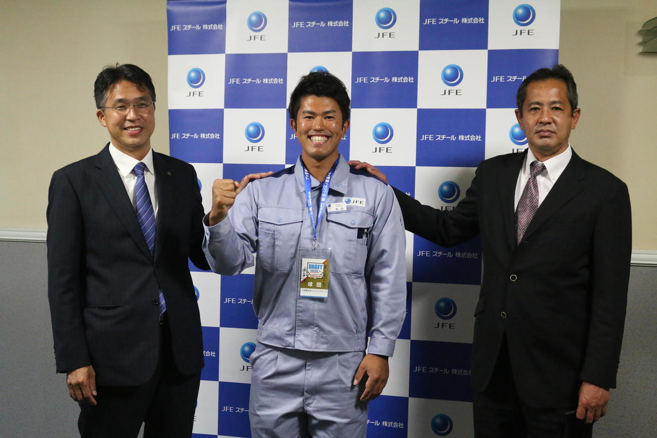 日本ハムのドラフト6位JFE東日本・今川（中央）は大渕スカウト部長（左）と高橋スカウトに挟まれ笑顔でガッツポーズ（撮影・田中彩友美）