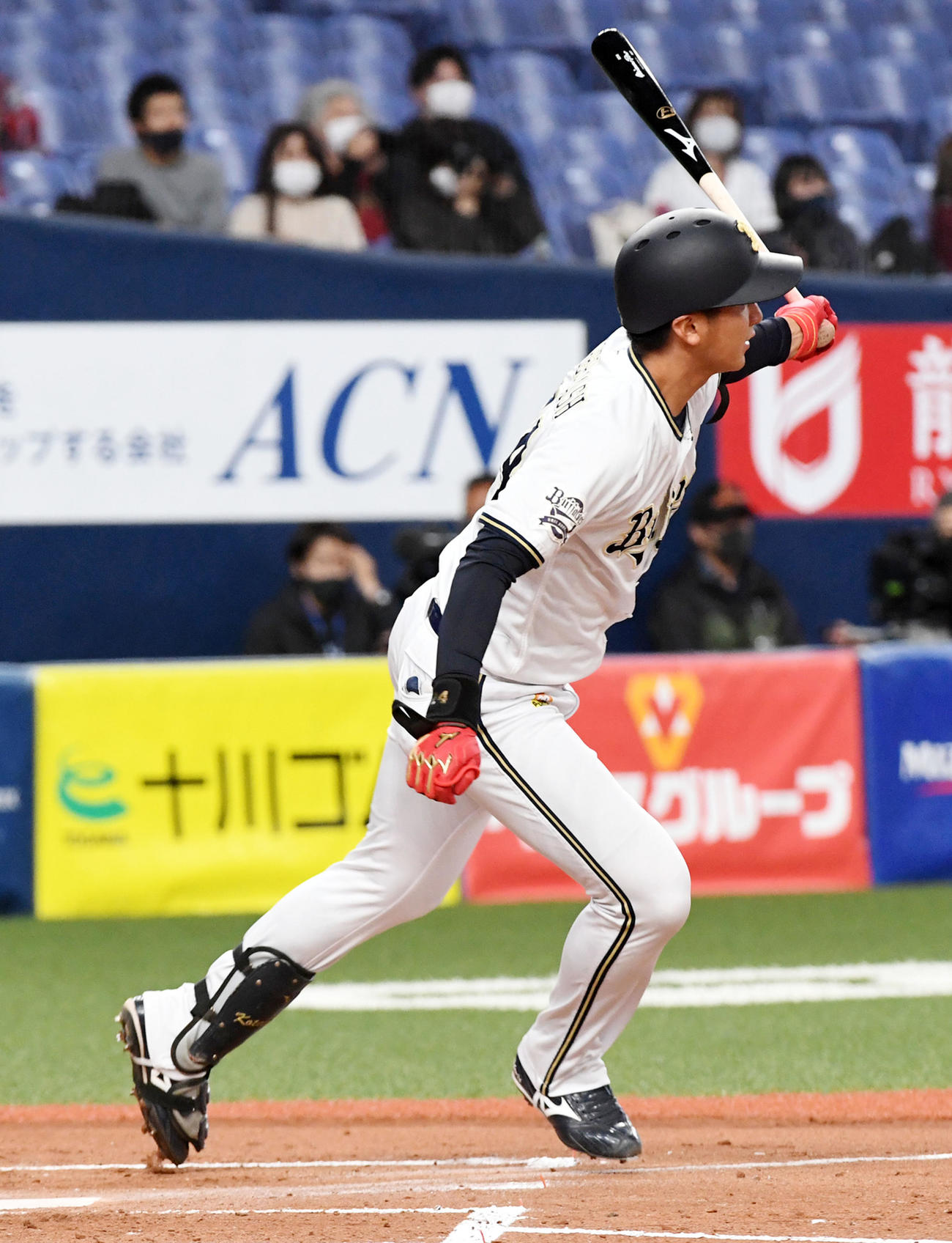 オリックス対楽天　2回裏オリックス2死二塁、紅林は左前適時打を放つ（撮影・前岡正明）