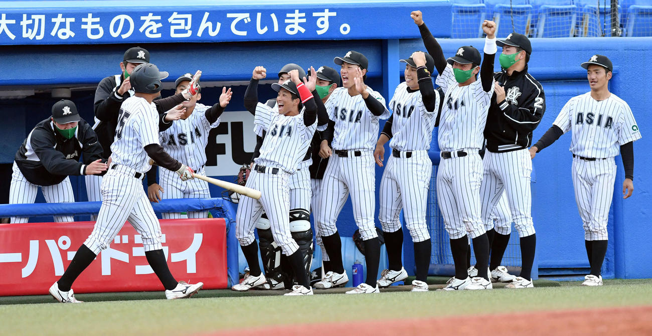 亜大対中大　1回表亜大2死、先制のソロ本塁打を放った木倉（手前左）を祝福するナイン（撮影・滝沢徹郎）